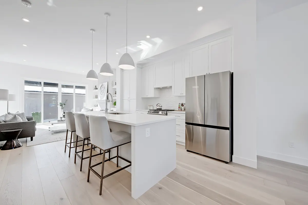 Regal Cres NE, photo 3